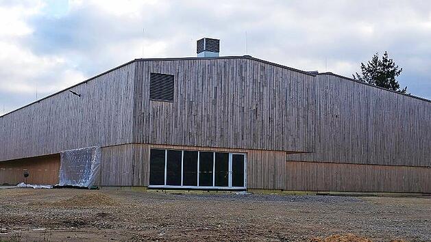 Kritik gab es am Bau der Ballsporthalle in Weisendorf.