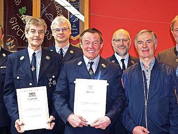Winfried Birkner (Zweiter von links) und Werner Welscher (Vierter von rechts) wurden mit dem Staatlichen Ehrenzeichen in Gold ausgezeichnet. Darüber freuen sich KBM Markus Wachter (links), Kommandant Uwe Neder (Dritter von links) sowie (ab Dritter...