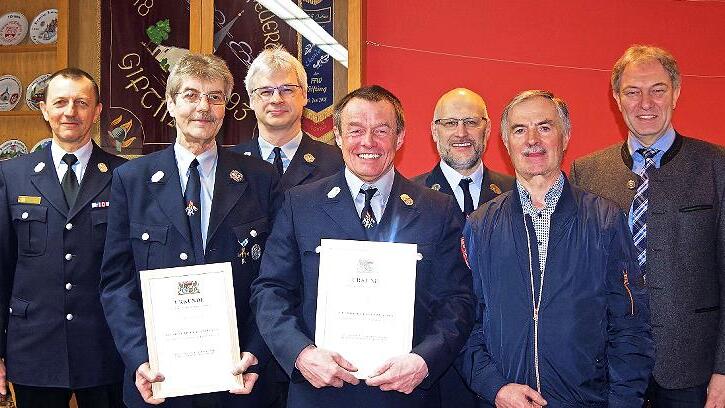 Winfried Birkner (Zweiter von links) und Werner Welscher (Vierter von rechts) wurden mit dem Staatlichen Ehrenzeichen in Gold ausgezeichnet. Darüber freuen sich KBM Markus Wachter (links), Kommandant Uwe Neder (Dritter von links) sowie (ab Dritter...