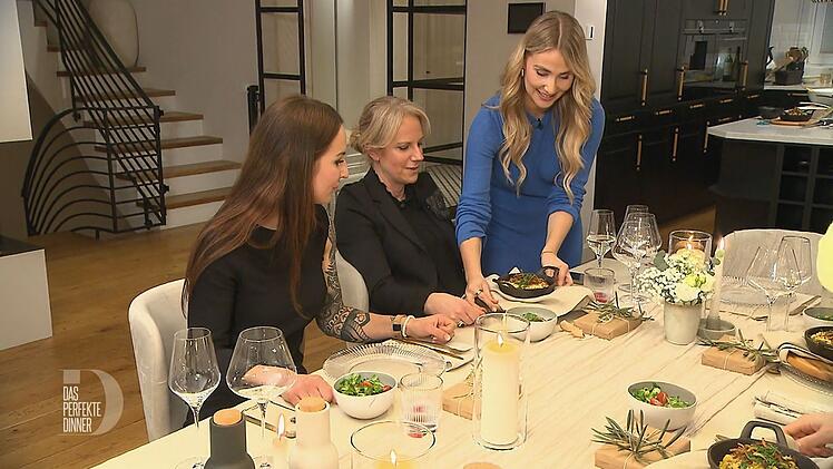 Ladies mit Käsespätzle: Ana (rechts) serviert Tina (Mitte) und Katharina das Hauptgericht.