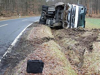 Ein ADAC-Helfer stimmte mit dem Fahrer (links) die Bergung des "gestrandeten" Milchlasters ab. Foto: Ralf Kestel