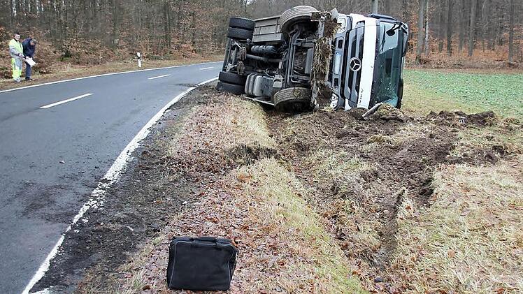 Ein ADAC-Helfer stimmte mit dem Fahrer (links) die Bergung des "gestrandeten" Milchlasters ab. Foto: Ralf Kestel