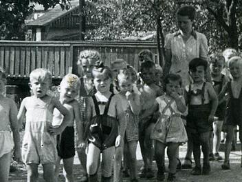 1952: "Tante Anna" (hinten rechts) unternahm mit ihren Schützlingen einen unbekümmerten Sommerspaziergang, als die Sonne noch unbedenklich war. Foto: Karin Horter