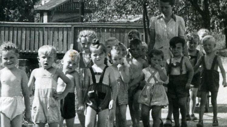 1952: "Tante Anna" (hinten rechts) unternahm mit ihren Schützlingen einen unbekümmerten Sommerspaziergang, als die Sonne noch unbedenklich war. Foto: Karin Horter