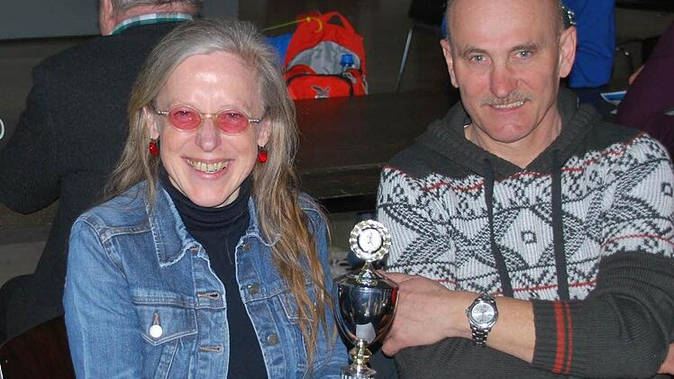 Marika Heinlein und ihr Mann Bruno freuen sich über Marikas Siegerpokal beim Würzburger Gedächtnislauf. Foto: Hoffmann