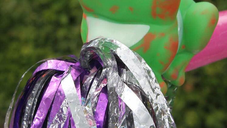 Der küssende Froschkönig an der Badewanne bringt Glück