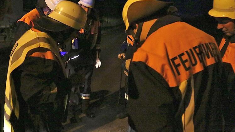 Wo ist der Hydrant? Die Floriansjünger suchten ihn in der Dunkelheit.