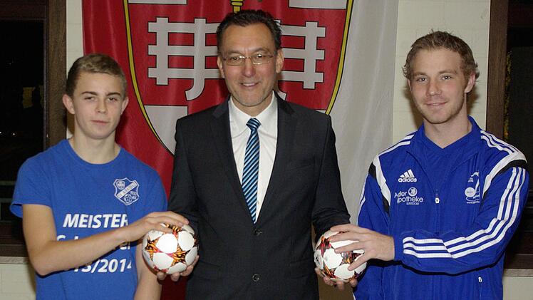 Als Vertreter der C-Jugend nahm Lukas Baldauf (links) und für die 1. Mannschaft, Christoph Sauer (rechts), die Ehrung durch Bürgermeister Thomas Hack entgegen. Beide Teams erreichten die Meisterschaft.