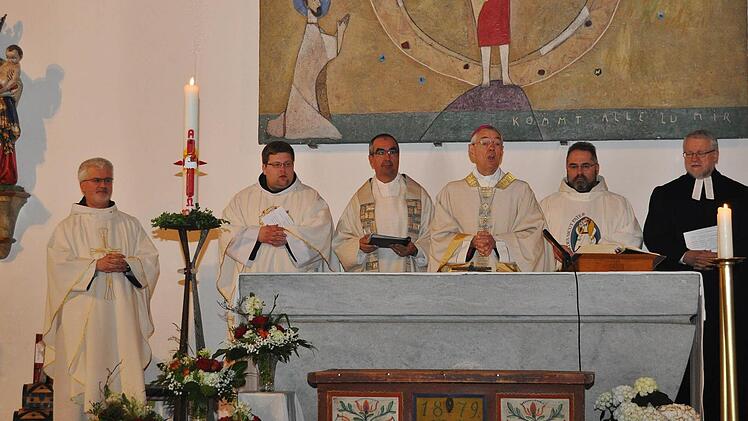 Den Dankgottesdienst zur Verabschiedung der Dillinger Franziskanerinnen in der Josefskirche zelebrierte Erzbischof Ludwig Schick. Von links P. Christoph Kreitmeir aus Vierzehnheiligen, Pfarrer Rainer Remmele, geistlicher Direktor der Regens Wagner Stiftungen, P. Bonifacy Suhak, Erzbischof Schick, Pfarrer Kosma Rejmer und Pfarrer Heinz Geyer.  Foto: Kohles