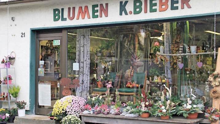 Das Blumenhaus Karl Bieber führt eine große Auswahl an Grabgestecken und Pflanzen.