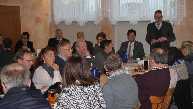 Beim Treffen in Oberzettlitz lassen die Gastwirte Dampf ab. Foto: Stephan Tiroch