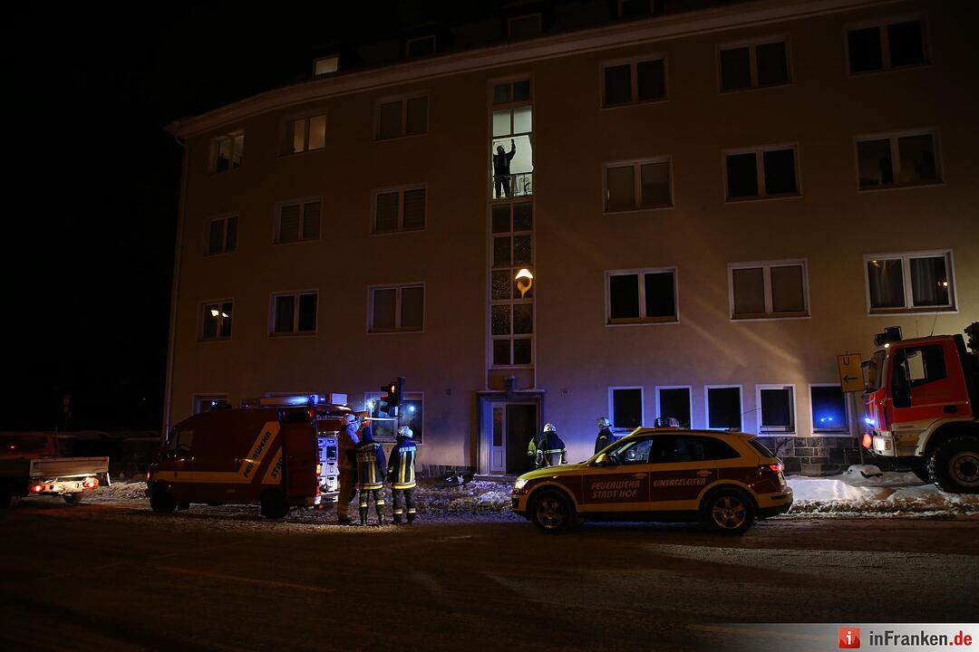 Winterliche Straßenverhältnisse sorgen für geborstene Fensterscheiben - Brummifahrer rutscht in Laterne - Straßenbeleuchtung kracht in Mehrfamilienhaus
