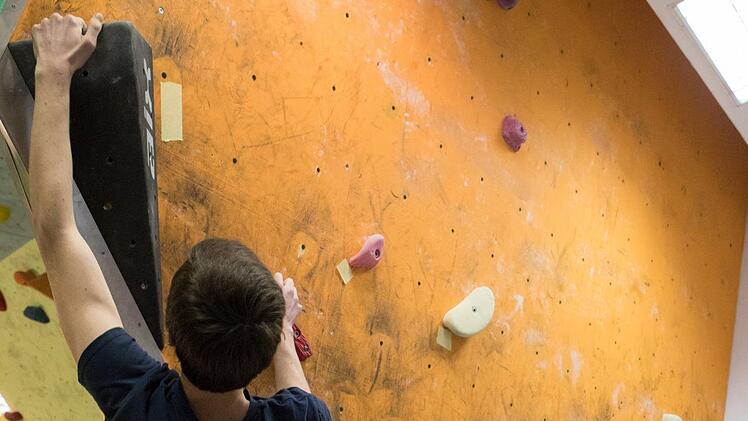 Nachwuchstalent Bastian Ziegler klettert die Finalroute.