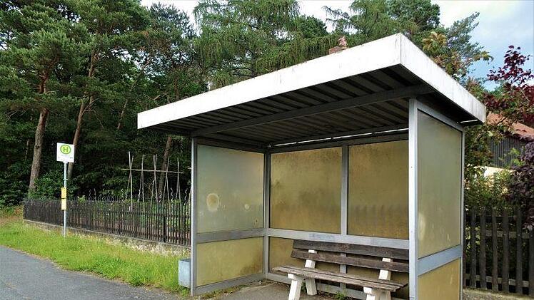 Das veraltete Buswartehäuschen in Nainsdorf