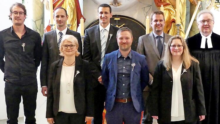 TREBGAST. Die Männer und Frauen, die 1995 und 1996 erstmals vor den Tisch des Herrn getreten warten, feierten mit Pfarrer Peter Ahrens in der Trebgaster Johanneskirche ihre silberne Konfirmation. Im Bild die Konfirma nden von 1995 (von links): Michael Sesselmann, Alexander Hartmann, Tanja Macht, Florian Gogolok, Christian Kolb, Florian Popp, Melanie Lauterbach uns Pfarrer Peter Ahrens.