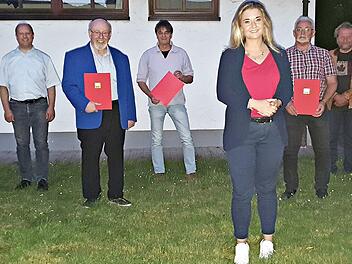 Ehrungen und Neuwahlen standen im Mittelpunkt der Hauptversammlung der Unterrodacher SPD; im Bild (von links) Daniela Dietl, Ralf Völkl, Walter Wich-Herrlein, Michael Hennings, Ramona Brehm, Dietmar Regel, Klaus Steger und Siegfried Haderlein.