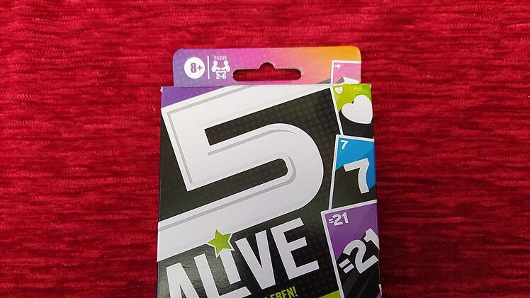 Spiele-Test "5 Alive": Schnelles Kartenspiels für Fans von Uno und 17 und 4