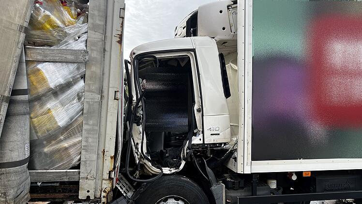 Ins Stauende gekracht: Lastwagenfahrer schwer verletzt