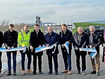 Der Kreisverkehr bei Langendorf wurde nun auch offiziell eingeweiht (von links): stellv. Landr&auml;tin Brigitte Meyerdierks, Hammelburgs B&uuml;rgermeister Armin Warmuth, Stefan Wei&szlig;kopf-Zunft (Autobahn GmbH Au&szlig;enstelle W&uuml;rzburg), Andreas Hecke ( Staatlic...