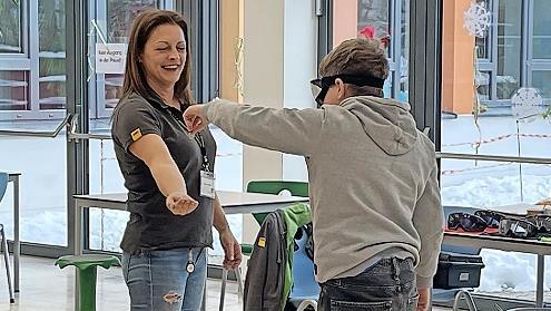 Ein Sch&uuml;ler muss den heruntergefallenen Autoschl&uuml;ssel &uuml;bergeben &ndash; der f&uuml;nfte Versuch.