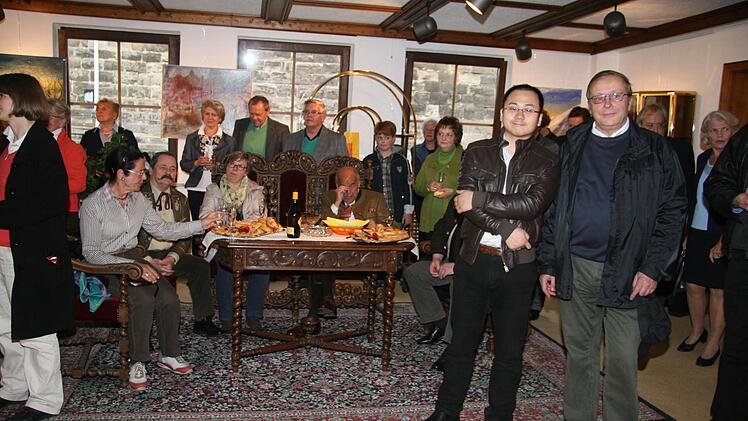 Zur Vernissage sind viele Interessierte gekommen, darunter auch Ministerialrat Hans Hablitzel und Yi Zhang aus China (rechts).