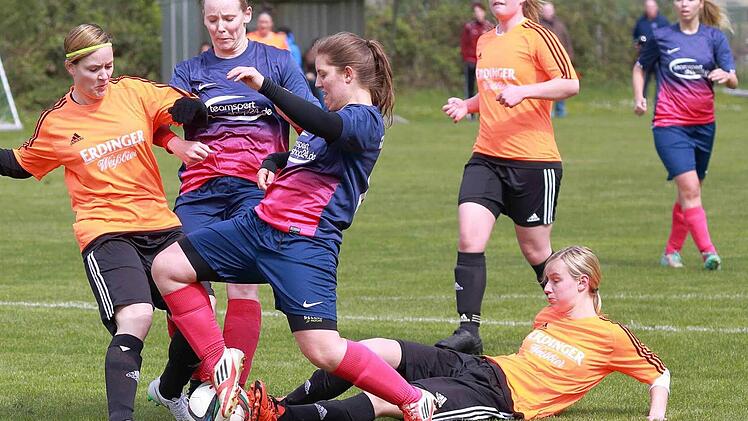 Auf ihrer Abschiedstour schnupperten die Frauenauracherinnen (blaue Trikots) in N&uuml;rnberg an einem Unentschieden, verloren dann aber doch deutlich.