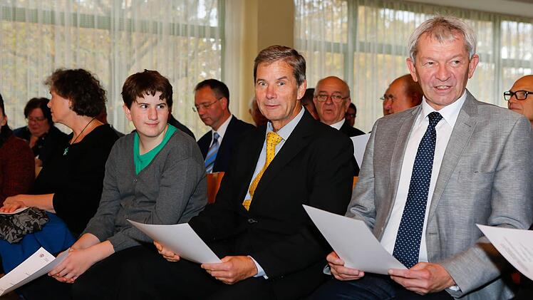 Landrat Johann Kalb sitzt neben Norbert Ruß, der mit Sohn Michael und Ehefrau Sibylle zur Preisverleihung kam. Foto: Matthias Hoch