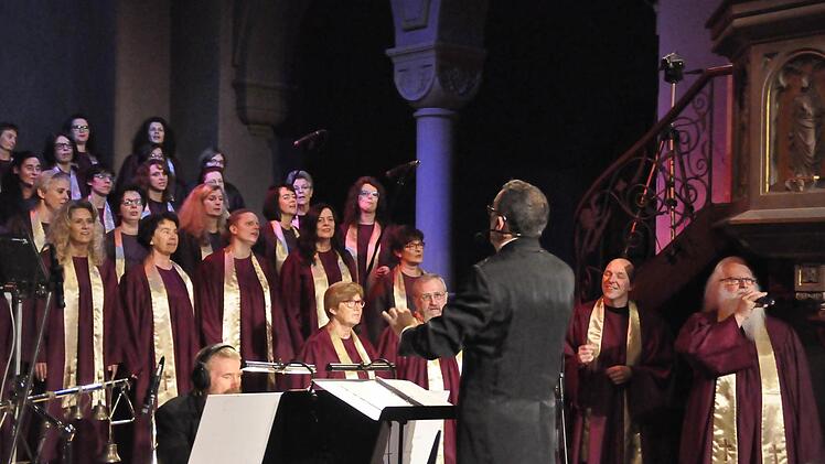 Mit der "KisSingers Gospel Weihnacht" begeisterte der Gospelchor der evangelischen Gemeinde unter der Leitung von Kirchenmusikdirektor Jörg Wöltche in der Erlöserkirche die Zuhörer.  Foto: Peter Klopf