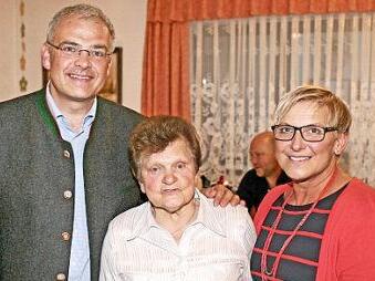 Kunigunde Wolf mit Hanngörg Zimmermann und Rosi Kraus. Foto: Weichert