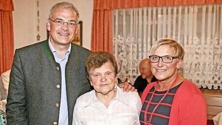 Kunigunde Wolf mit Hanngörg Zimmermann und Rosi Kraus. Foto: Weichert