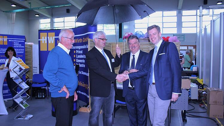 Einen Regenschirm für die Schirmherren überreichten am Samstag die LQN-Verantwortlichen den Landräten (v.l.): Vorsitzender Hermann Dörfler, Reiner Meisel, Klaus Peter Söllner und Oliver Bär. Foto: Trendel