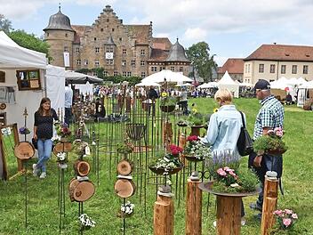 "Es werden Waren präsentiert, die sich von dem Durchschnittsangebot in deutschen Fußgängerzonen und auch in Bau- und Gartenmärkten unterscheiden und abheben", lobten Besucher wie Aussteller das Flair rund um das Schloss Eyrichshof. Fotos: Ronald Rinklef
