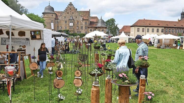 "Es werden Waren präsentiert, die sich von dem Durchschnittsangebot in deutschen Fußgängerzonen und auch in Bau- und Gartenmärkten unterscheiden und abheben", lobten Besucher wie Aussteller das Flair rund um das Schloss Eyrichshof. Fotos: Ronald Rinklef
