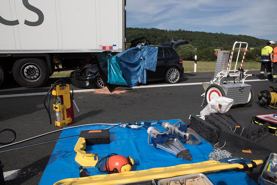 Vom Lkw mitgeschleift – Autofahrer auf A9 bei Greding lebensgefährlich verletzt