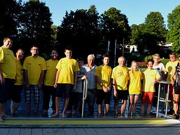 B&uuml;rgermeisterin Christine Frie&szlig;, die zugleich als Schirmherrin fungiert, Organisationsleiter Helmut Dorsch, die Mitarbeiter der Stadt und der DLRG Burgkunstadt, sie alle freuen sich schon auf den Sport-Event. Foto: Dieter Radziej