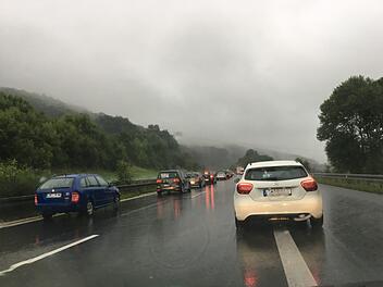 So ist's richtig: Am Freitagabend klappte das mit der Rettungsgasse am Würgauer Berg richtig gut. Obwohl es nichts zu retten gab. Foto: Katrin Geyer