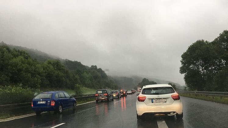 So ist's richtig: Am Freitagabend klappte das mit der Rettungsgasse am Würgauer Berg richtig gut. Obwohl es nichts zu retten gab. Foto: Katrin Geyer