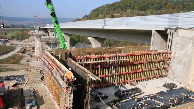 Jede Woche werden 25 Meter Autobahn-Brücke betoniert und übers Tal neben dem Klöffelsberg geschoben. Foto: Ralf Ruppert
