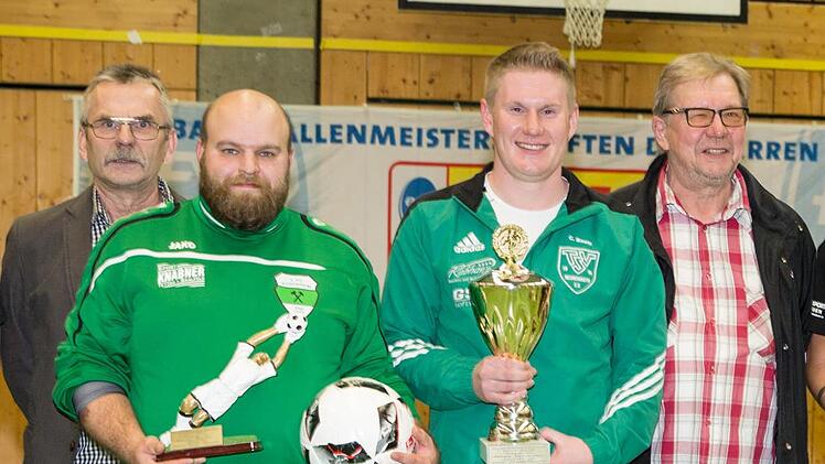 Sonderpreise gab es (von links mit Trophäen) für Andreas Scherbel (bester Torhüter), den TSV Neukenroth (fairste Mannschaft) und Aykut Civelek (bester Spieler und Torschütze). Mit im Bild (von links) Kreisspielleiter Egon Grünbeck und Spielgruppenleiter Georg Skliwa.