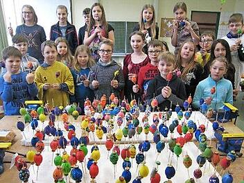 Wohl 360 Eier haben die Buben und M&auml;dchen der Grundschule Marktschorgast zum Schm&uuml;cken des Osterbrunnens auf dem Marktplatz in Marktschorgast bemalt. Foto: Bruno Prei&szlig;inger