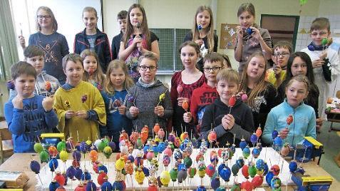 Wohl 360 Eier haben die Buben und M&auml;dchen der Grundschule Marktschorgast zum Schm&uuml;cken des Osterbrunnens auf dem Marktplatz in Marktschorgast bemalt. Foto: Bruno Prei&szlig;inger