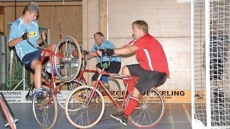 Szene aus dem Spiel Steinwiesen V gegen Burgkunstadt II (3:1). Der Steinwiesener Georg Porzel (hinten) schlägt einen Eckstoß. In der Mitte will der aufsteigende Tobias Kuhnlein den Ball ins Tor befördern.