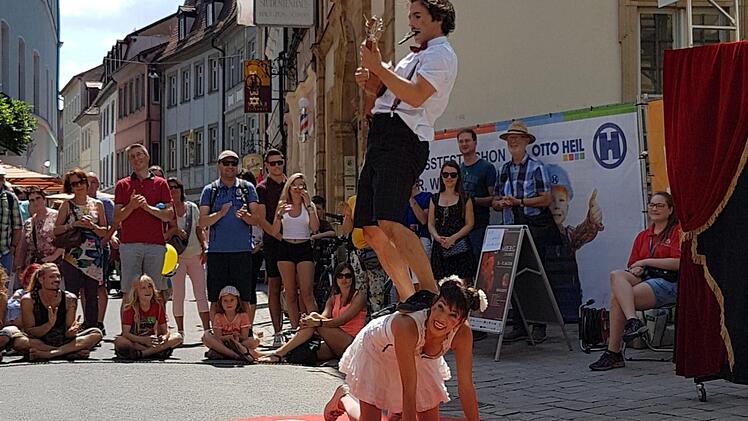Als "Lucy und Lucky Loop" treten Luzia Bonilla und Michael Kobi auf. Starke Schultern beweisen in ihrer Beziehung und als Familie beide.