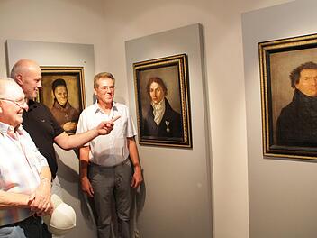 Sebastian Schmidt, Gerald Brehm und Herbert Fiederling (von links) freuen sich über die Porträts aus der Familie Spix im Heimatmuseum. Die Bilder zeigen von rechts: Jakob Spix, Johann Baptist von Spix und ihre Mutter Franziska. Foto: Andreas Dorsch