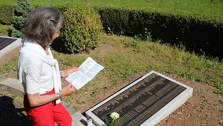 Auf den neuen Gedenktafeln fehlen etliche Namen. Foto: Johannes Schlereth