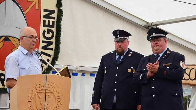 Kreisbrandinspektor  Roland Geis (links) vertrat Kreisbrandrat  Benno Metz. Der 1. Vorsitzende der Freiwilligen Feuerwehr, Stefan Eichholz (Mitte), und Kommandant Alexander Frey (rechts).Arthur Stollberger