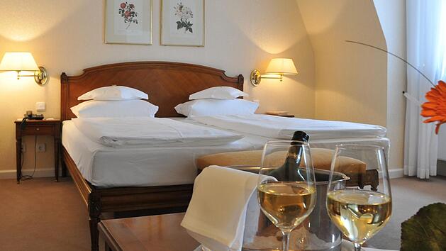 Im Maindreieck befindet sich die Weinregion Frankens. Einige Weinhotels laden mit regionalem Genuss und Wellness zum Verweilen ein. Symbolbild: Romantik Hotel & Weingut Zehntkeller Iphofen