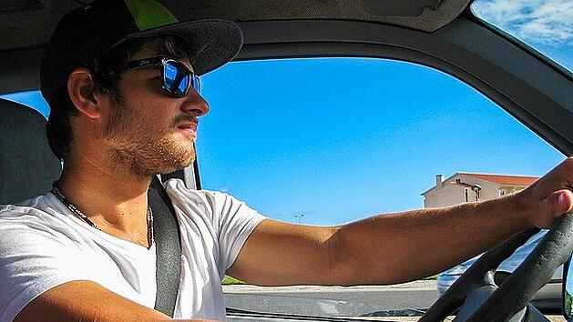 Im Sommer macht Autofahren Spa&szlig;, wenn du es richtig angehst. Mit unseren Tipps bewahrst du einen k&uuml;hlen Kopf.