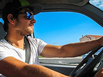 Im Sommer macht Autofahren Spaß, wenn du es richtig angehst. Mit unseren Tipps bewahrst du einen kühlen Kopf.