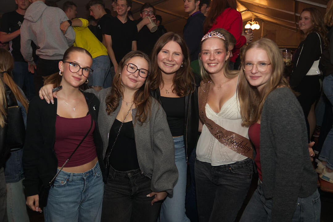 Freitag: Bieranstich & Partyband
